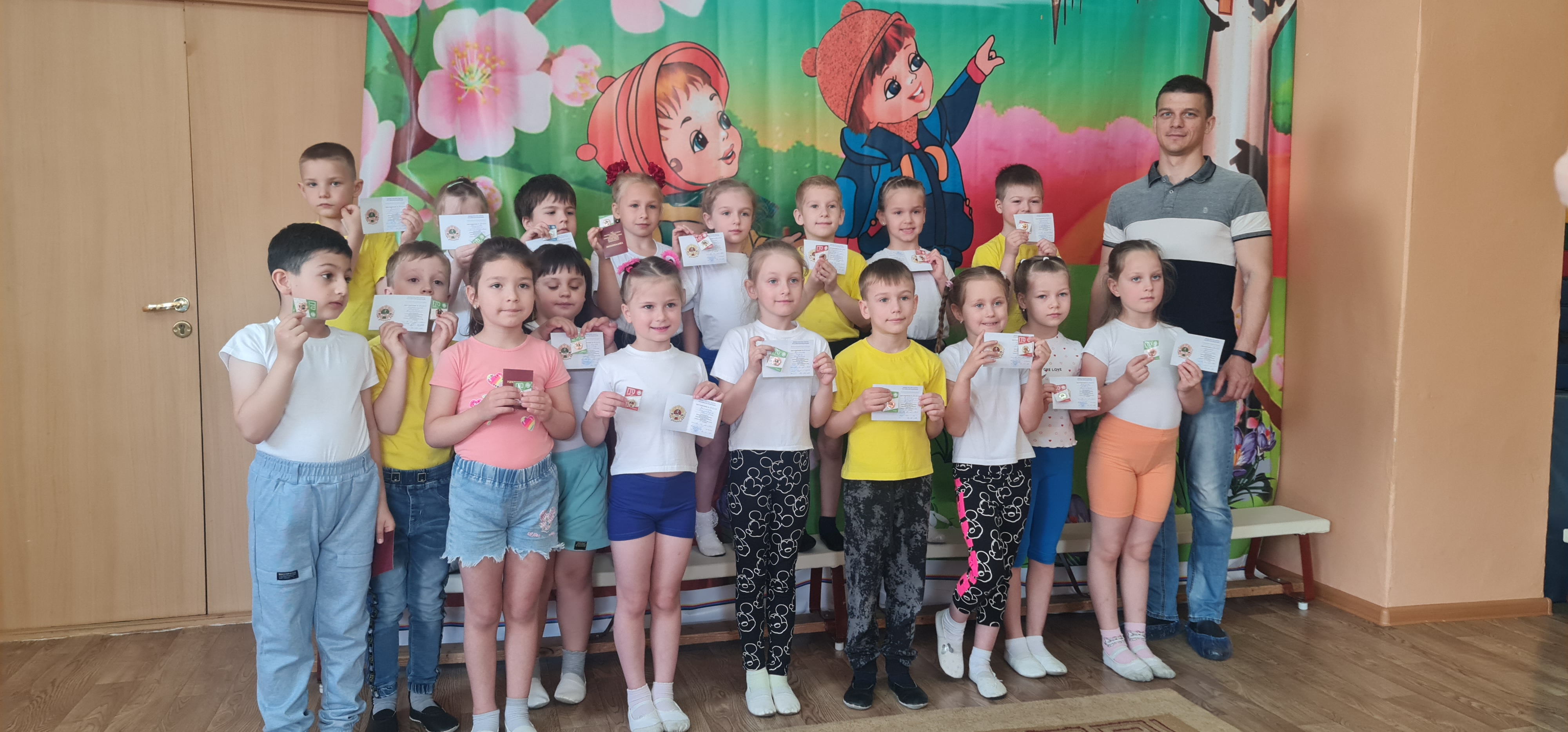 В МБДОУ ЦРР-Новоусманский детский сад №3 прошло награждение воспитанников 1 старшей группы "Маргаритки" знаками отличия комплекса ГТО.