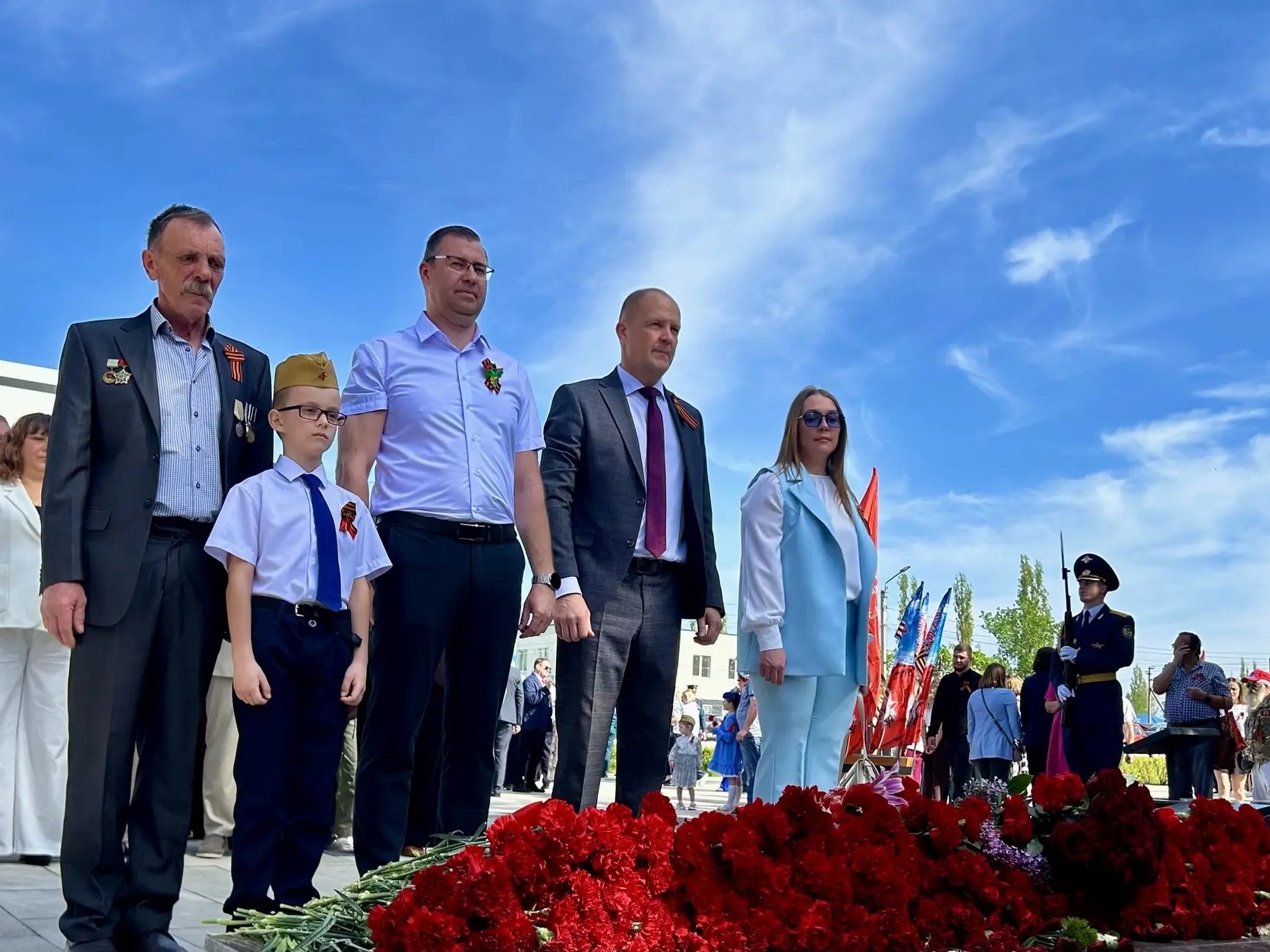 В День Великой Победы сотрудники администрации Усманского 1-го сельского поселения возложили цветы к памятным местам.